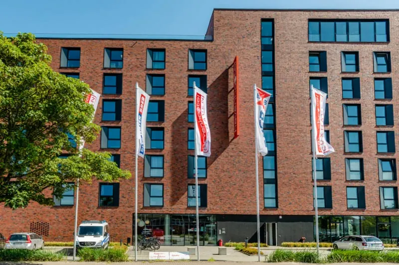 Klinkerfassade des havenhostel mit Fahnen vor dem Eingang
