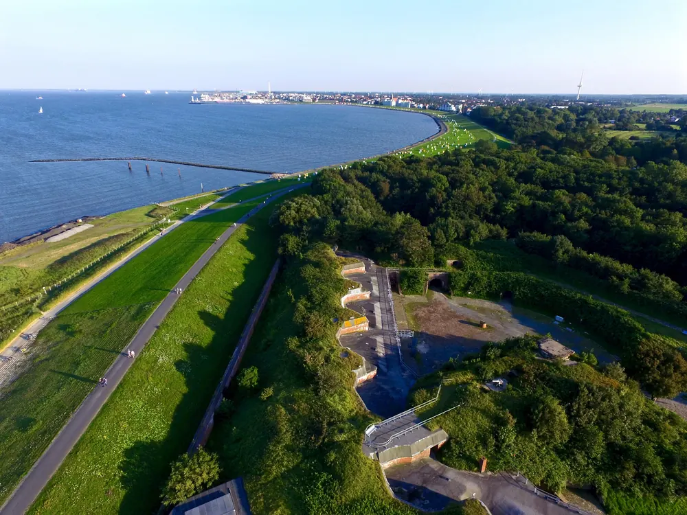 Luftbild der Küste mit Deich und dem Gelände von Fort Kugelbake