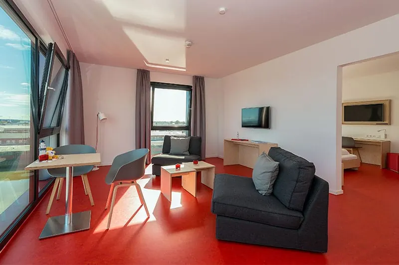 Suite mit Sitzecke und Fensterfront